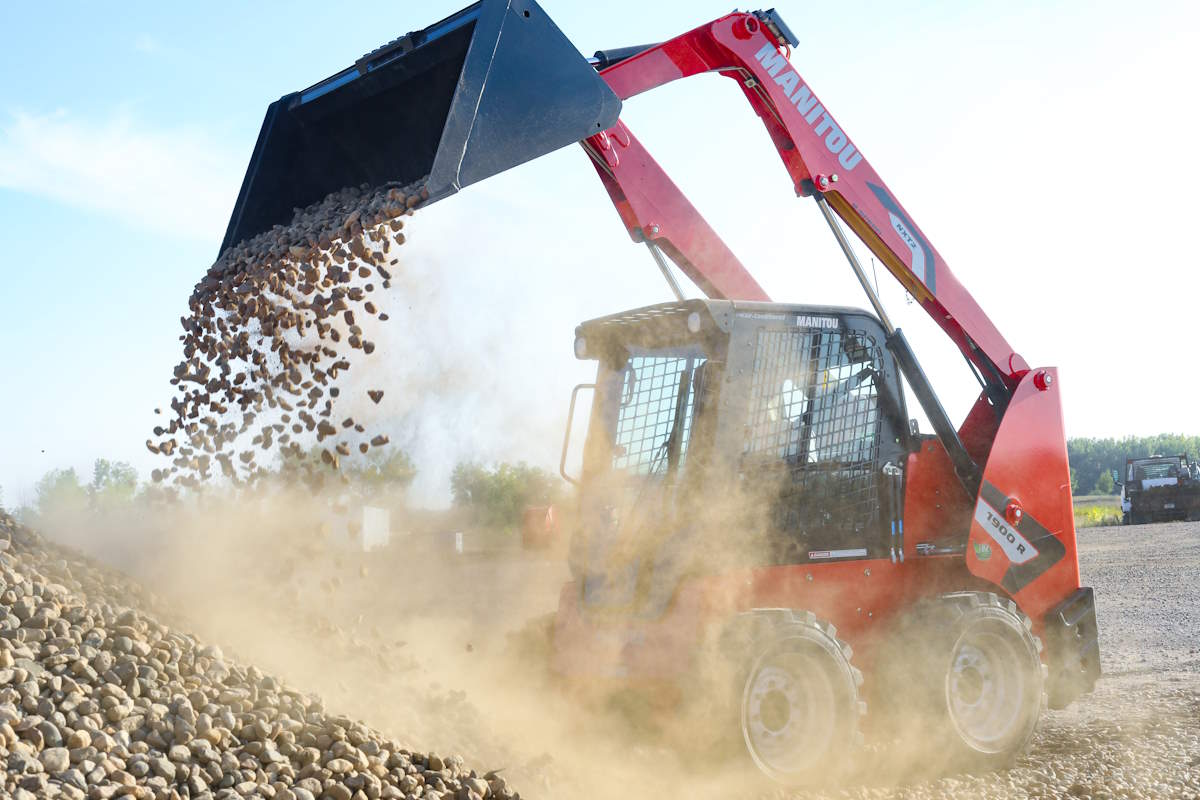 chargeuse compacte sur pneus MANITOU