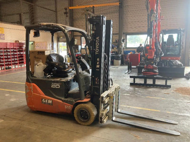 Chariot élévateur électrique TOYOTA 8FBE20T d'occasion