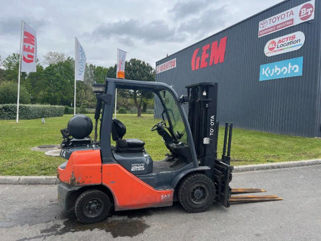 Chariot industriel gaz TOYOTA 028FGF25 d'occasion