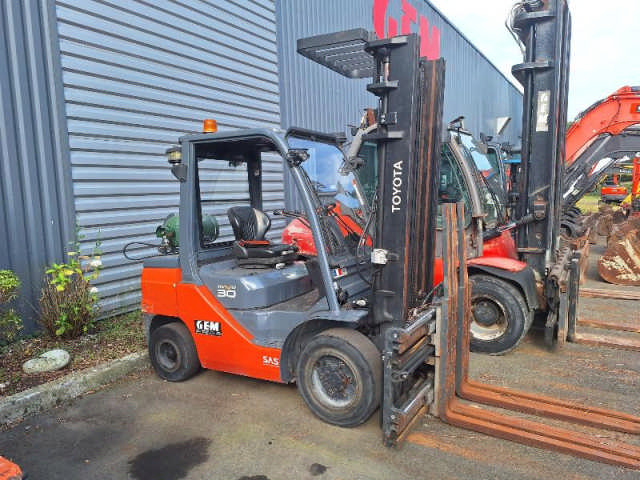 Chariot industriel gaz TOYOTA 028FGF30 d'occasion