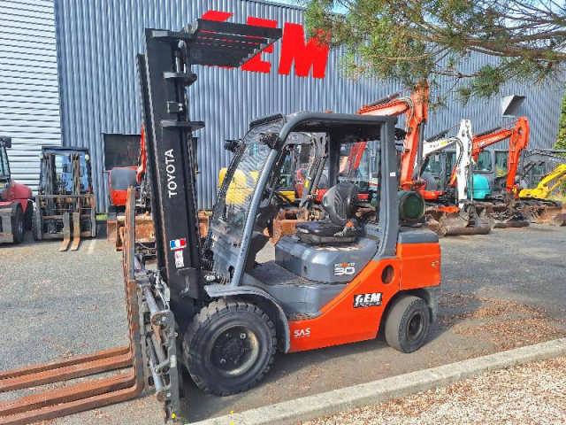 Chariot industriel gaz TOYOTA 028FGF30 d'occasion