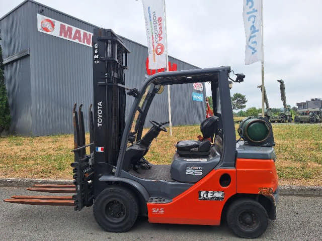 Chariot industriel gaz TOYOTA 028FGF25 d'occasion