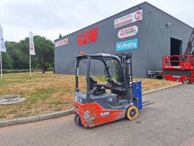 Chariot élévateur électrique TOYOTA 8FBE16T d'occasion