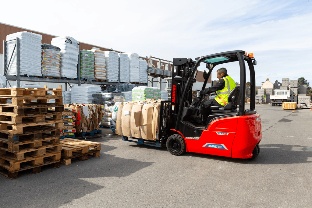 632042 application electric forklift truck me 320 lift manitou 001